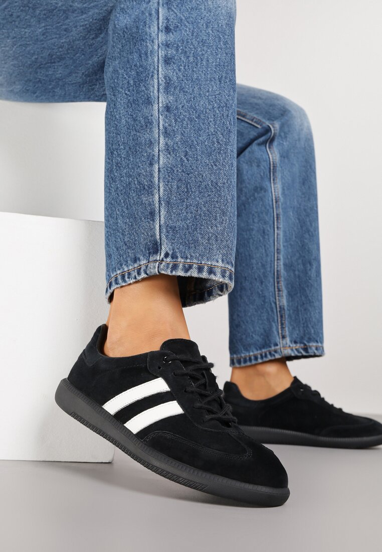 Czarno-Białe Skórzane Sneakersy na Płaskiej Podeszwie Ozdobione Paskami Nelavirae