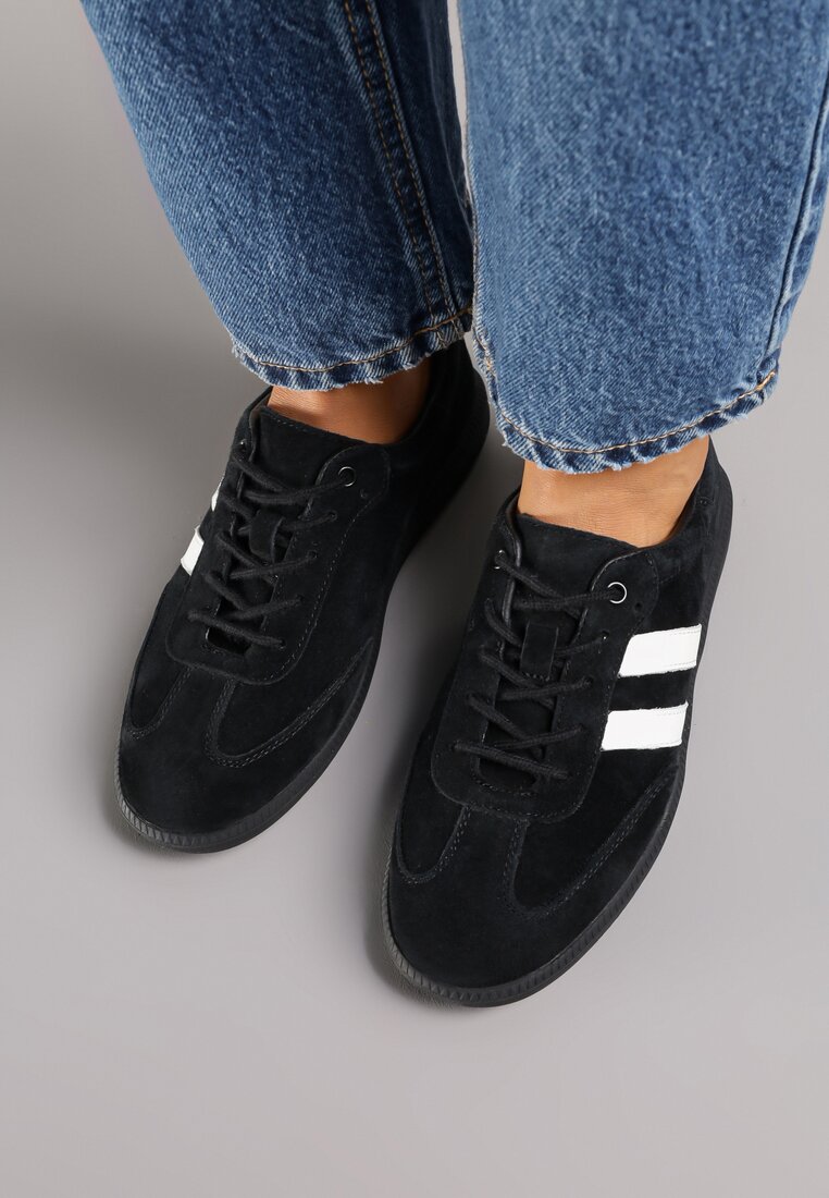 Czarno-Białe Skórzane Sneakersy na Płaskiej Podeszwie Ozdobione Paskami Nelavirae