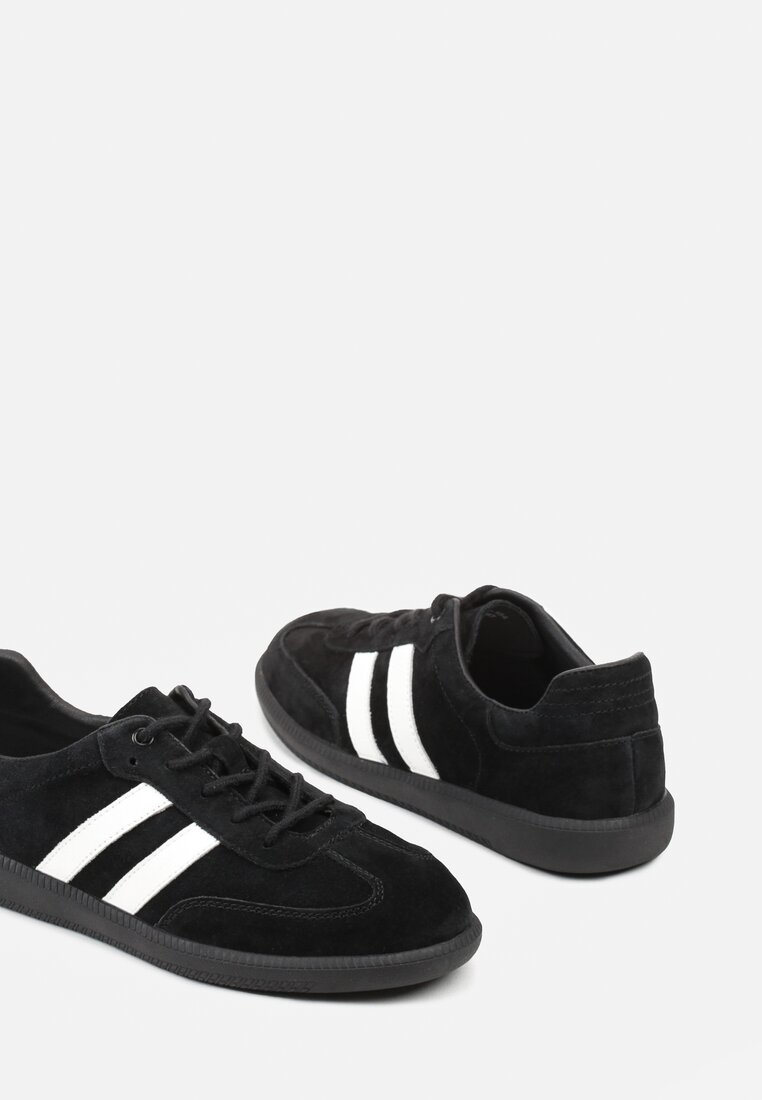 Czarno-Białe Skórzane Sneakersy na Płaskiej Podeszwie Ozdobione Paskami Nelavirae