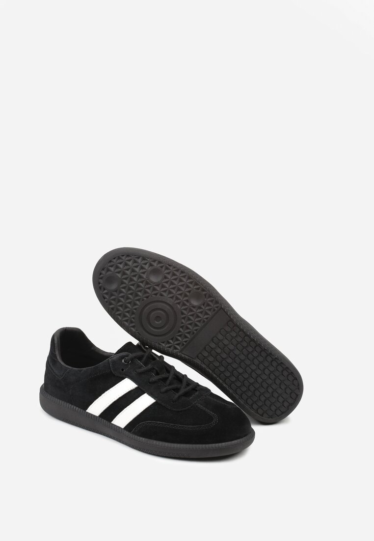 Czarno-Białe Skórzane Sneakersy na Płaskiej Podeszwie Ozdobione Paskami Nelavirae