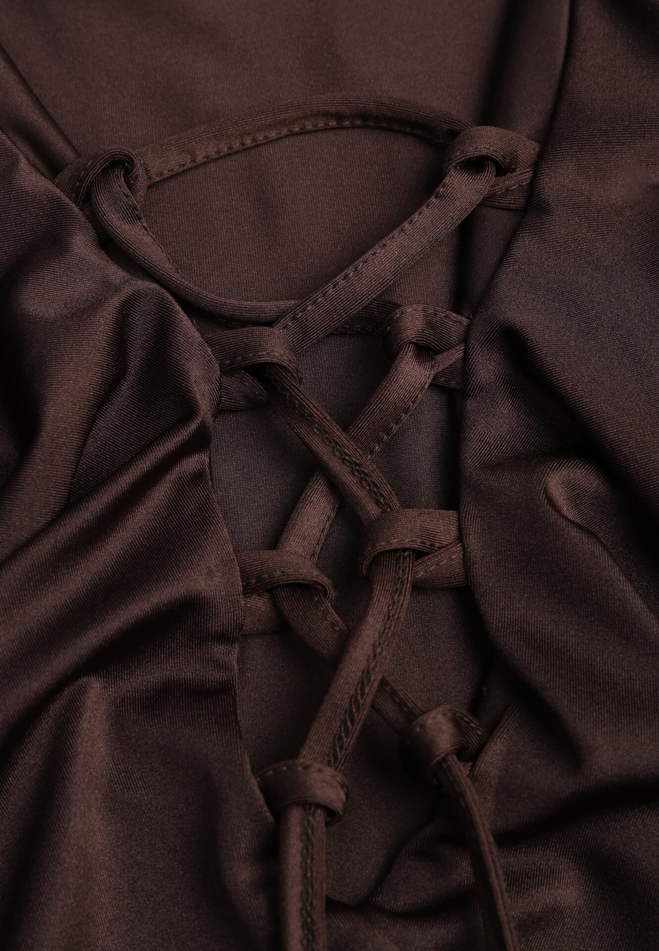 Brązowa Taliowana Sukienka Zdobiona Falbankami Tiraneda