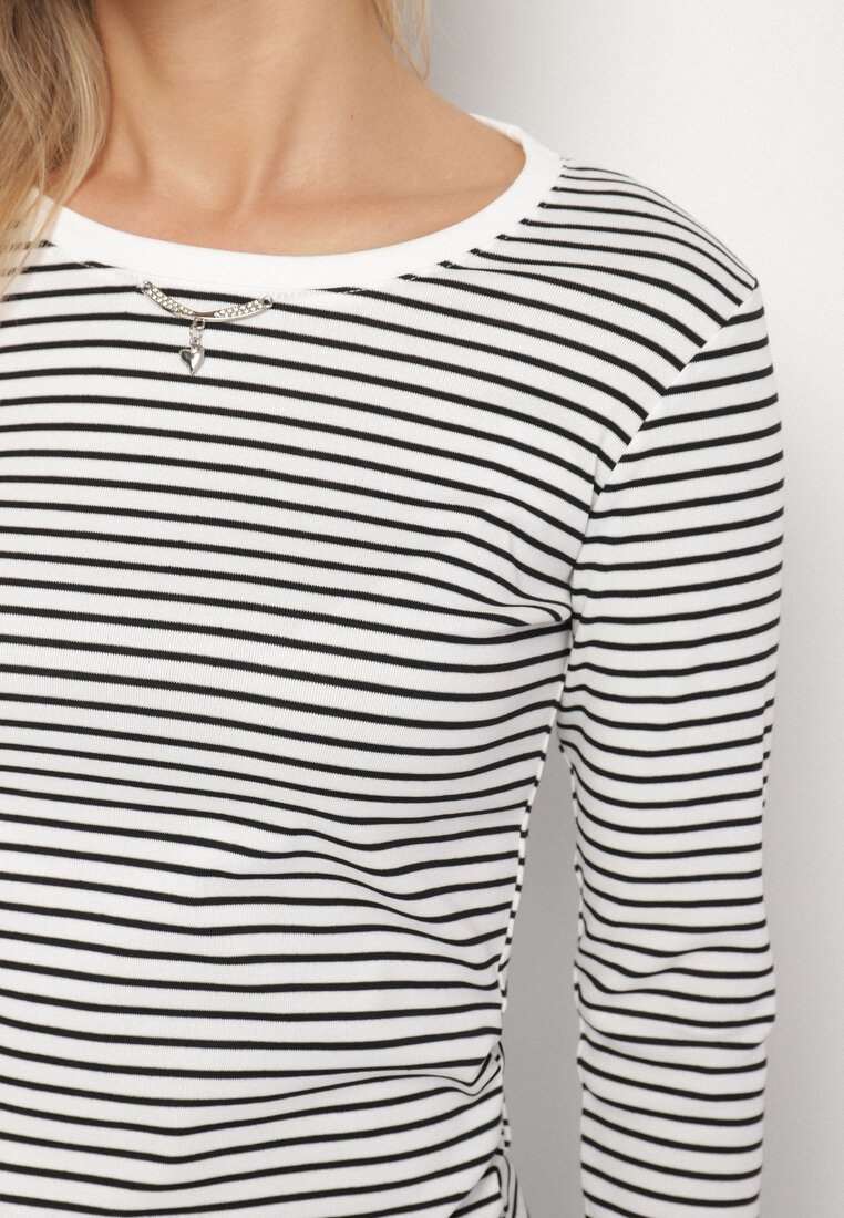 Biała Bluzka Typu Longsleeve w Paski Ozdobiona Cyrkoniami Ralinella