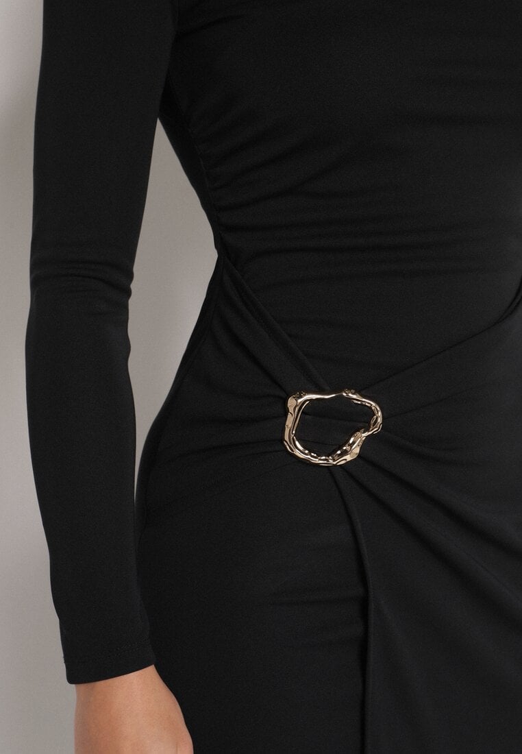 Czarna Sukienka Koktajlowa z Aplikacją z Marszczeniem na Biodrach Rariana