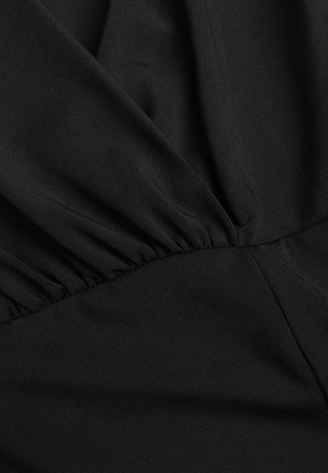 Czarna Sukienka Kopertowa z Wiskozą Zdobiona Rozcięciem i Wiązanym Paskiem Teslea