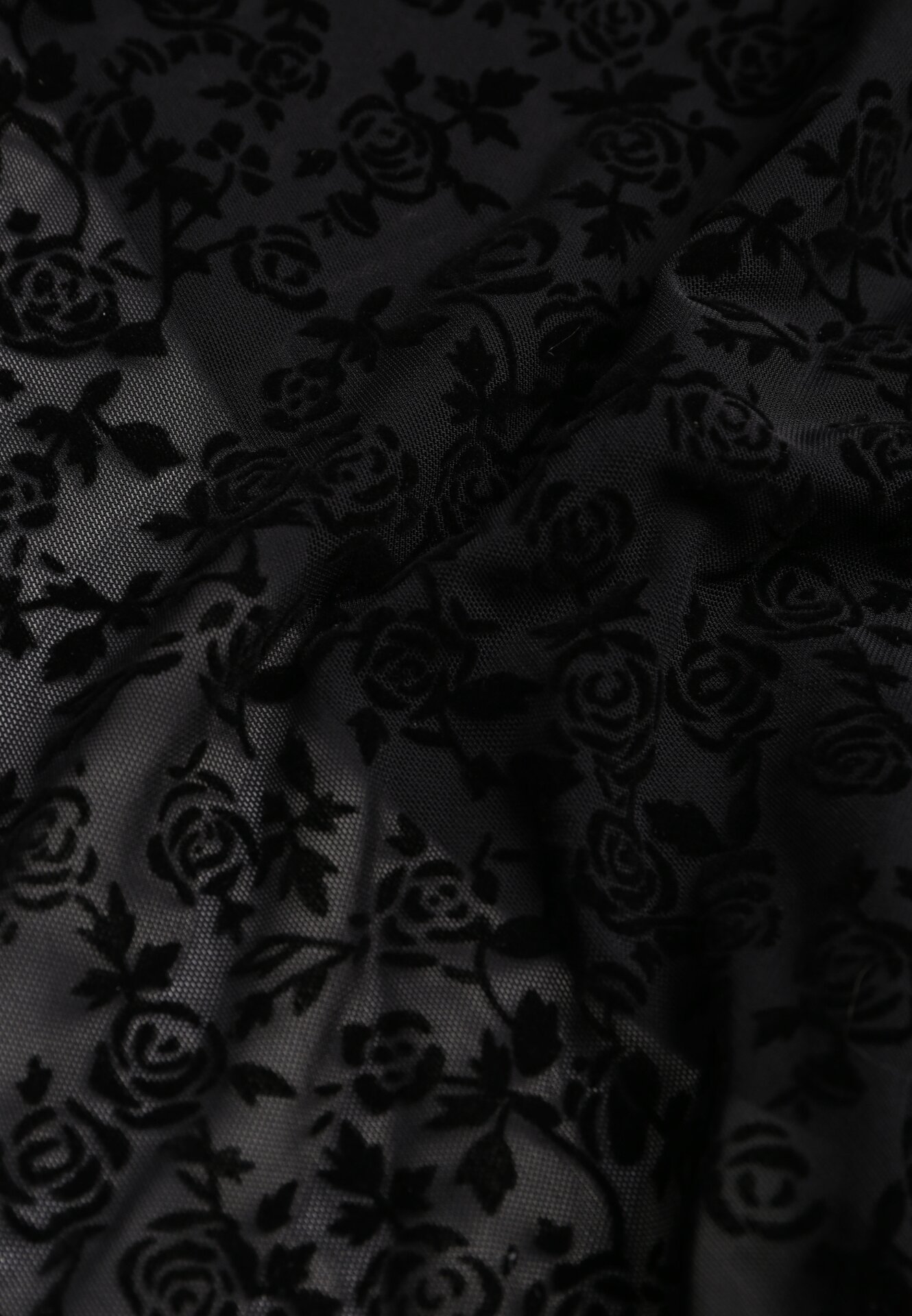 Czarna Dopasowana Sukienka Koktajlowa z Wiskozą z Welurowym Wzorem Kwiatów Alerre