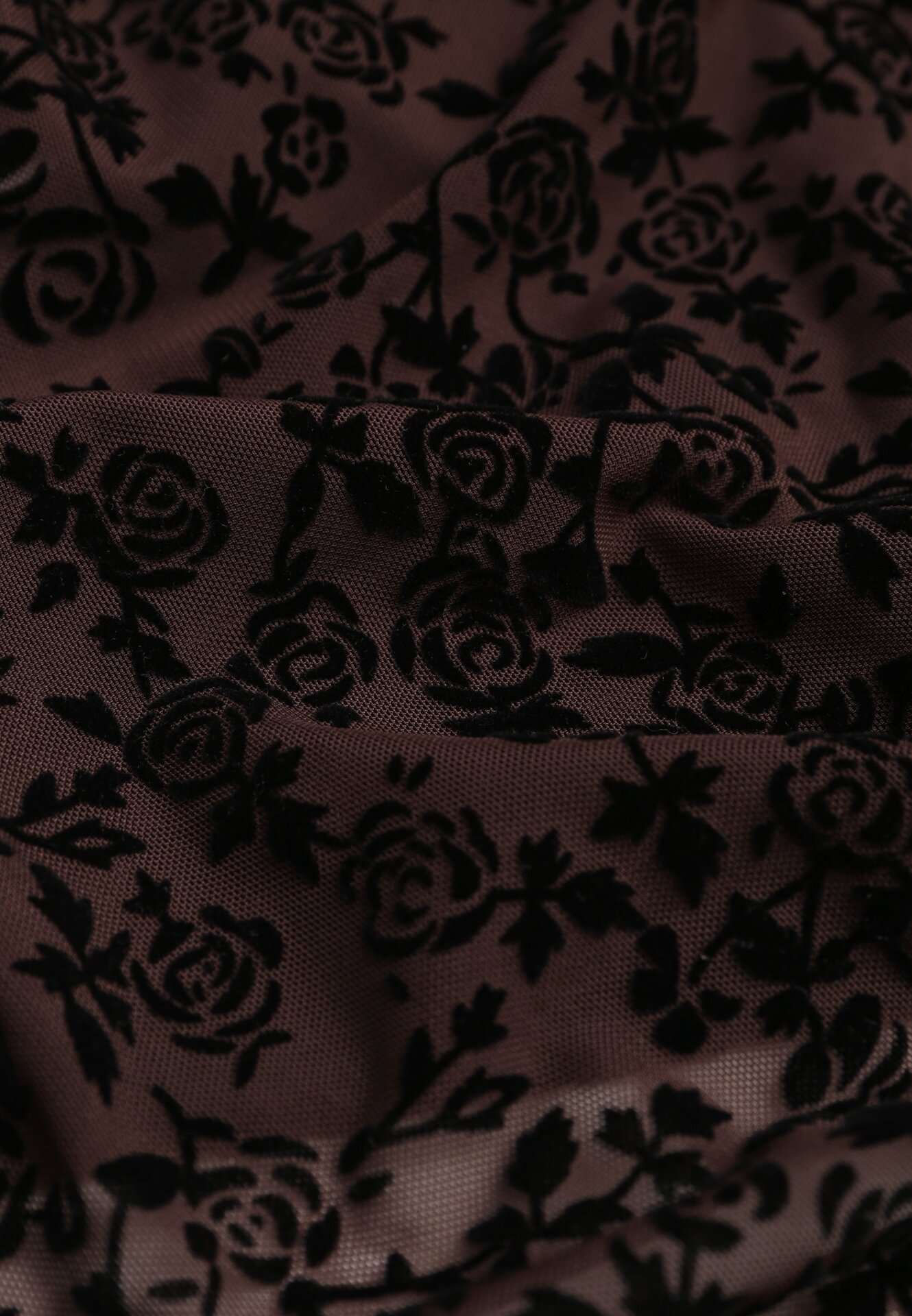 Brązowa Dopasowana Sukienka Koktajlowa z Wiskozą z Welurowym Wzorem Kwiatów Alerre