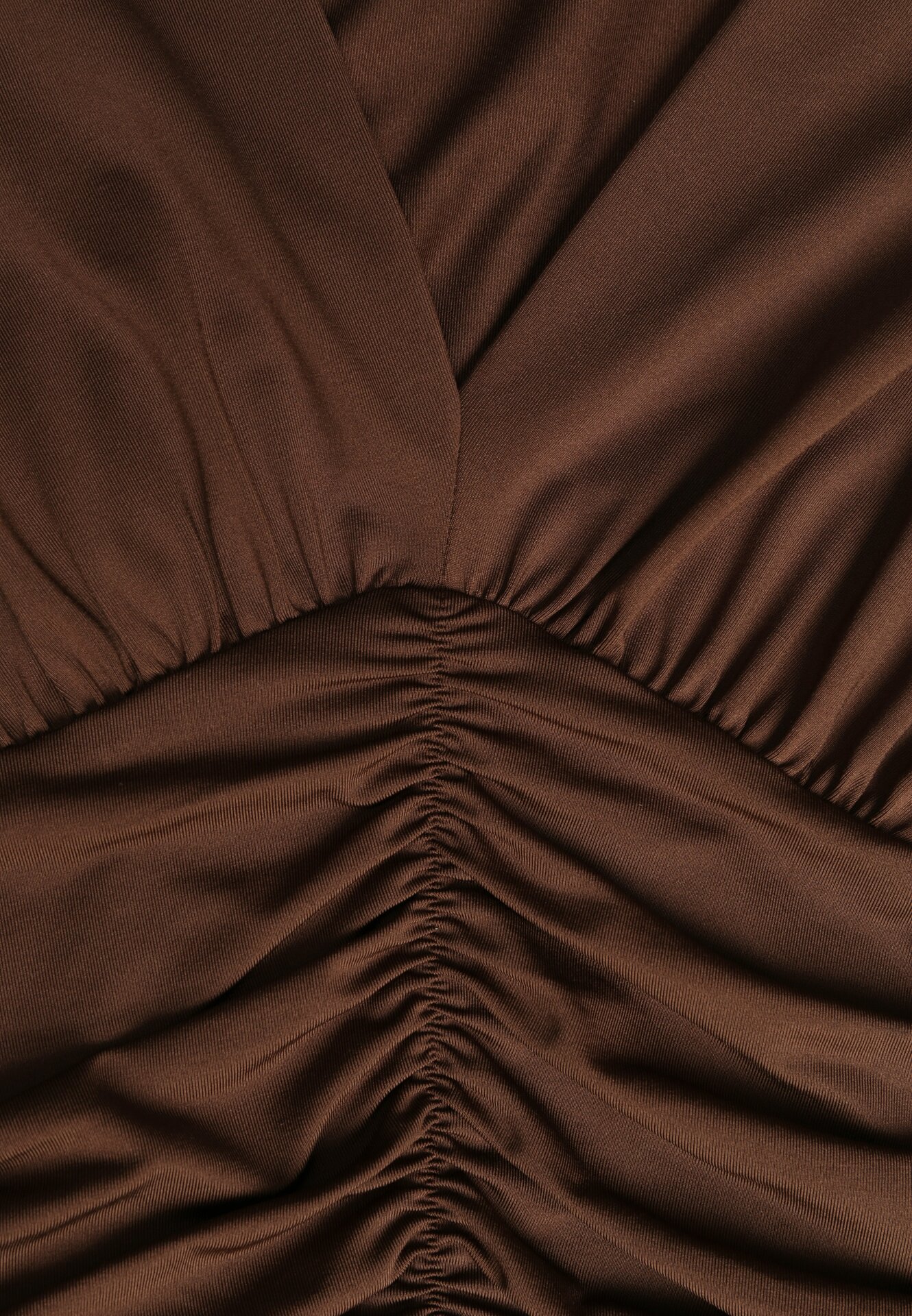 Brązowa Marszczona Sukienka Taliowana z Wiskozą z Dekoltem V i Długim Rękawem Emirie