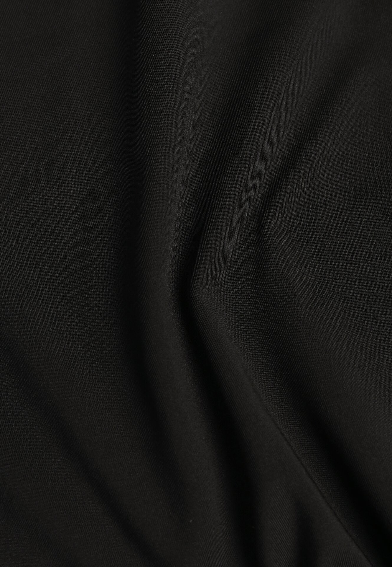 Czarna Taliowana Sukienka Koktajlowa z Wiskozą i Półgolfem Zozelira