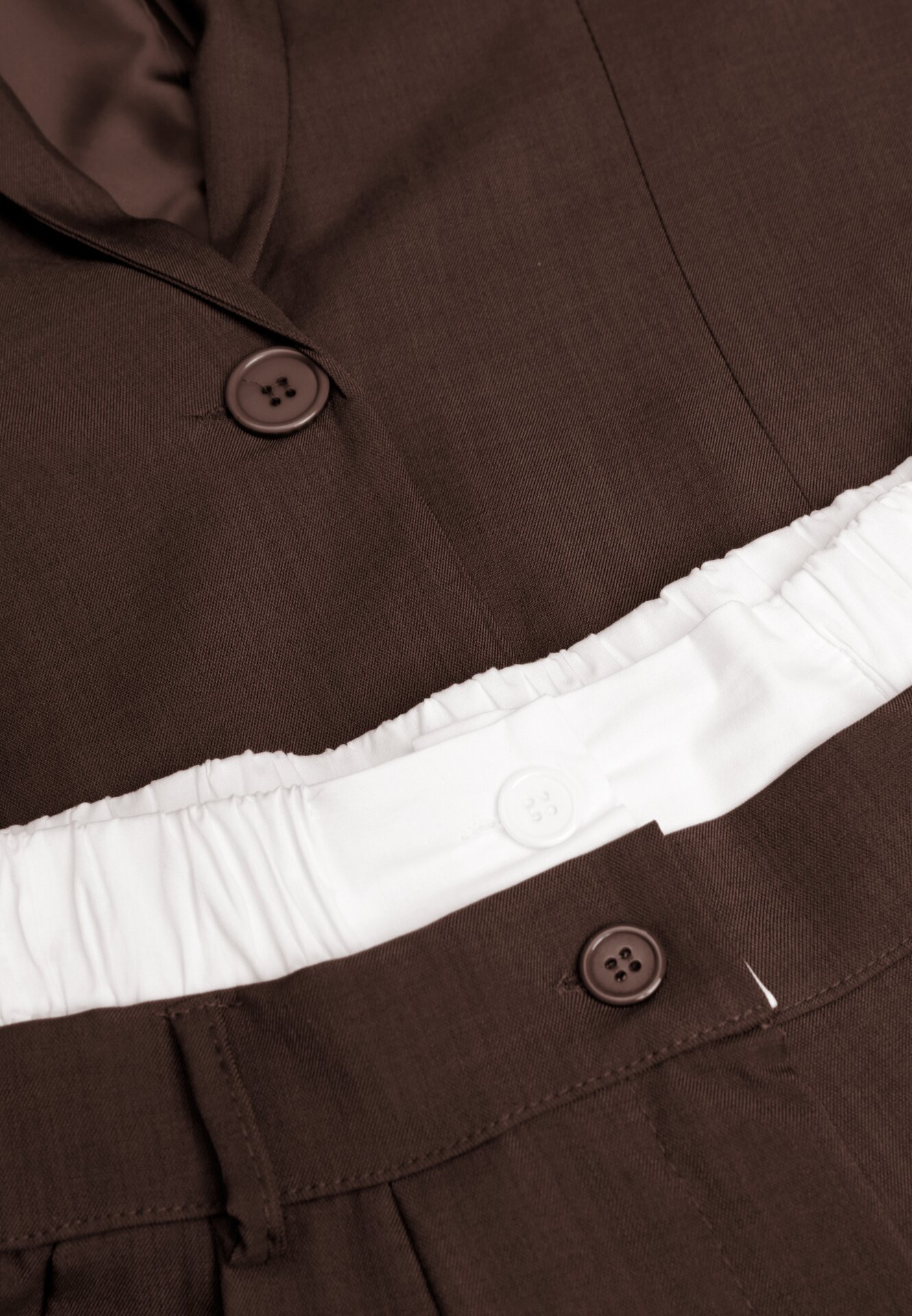 Ciemnobrązowy Komplet Garniturowy Marynarka i Spodnie z Kontrastowymi Wstawkami Daviraya