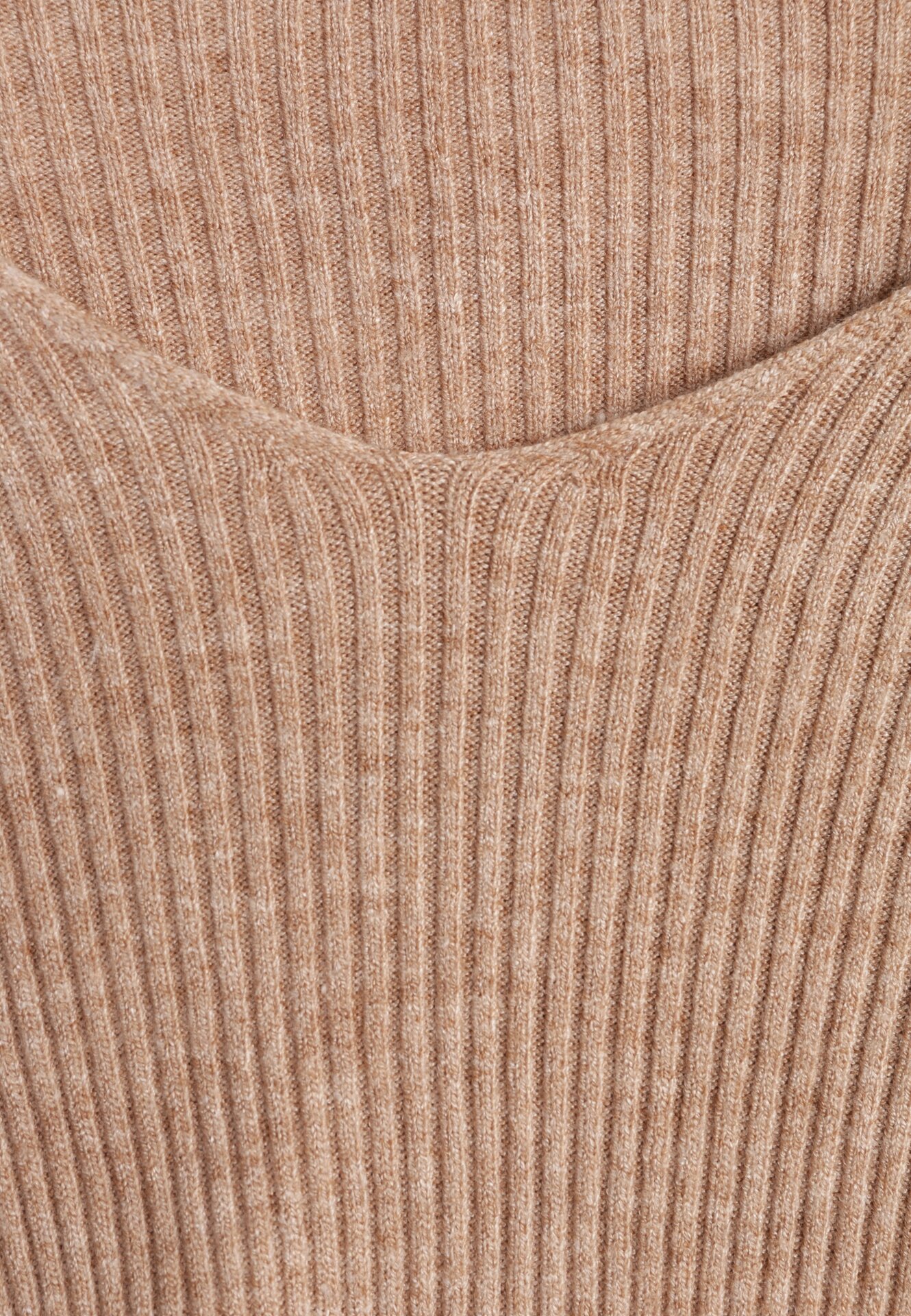 Ciemnobeżowy Dopasowany Sweter z Prążkowanej Dzianiny z Bawełną z Dekoltem w Serek Tesma