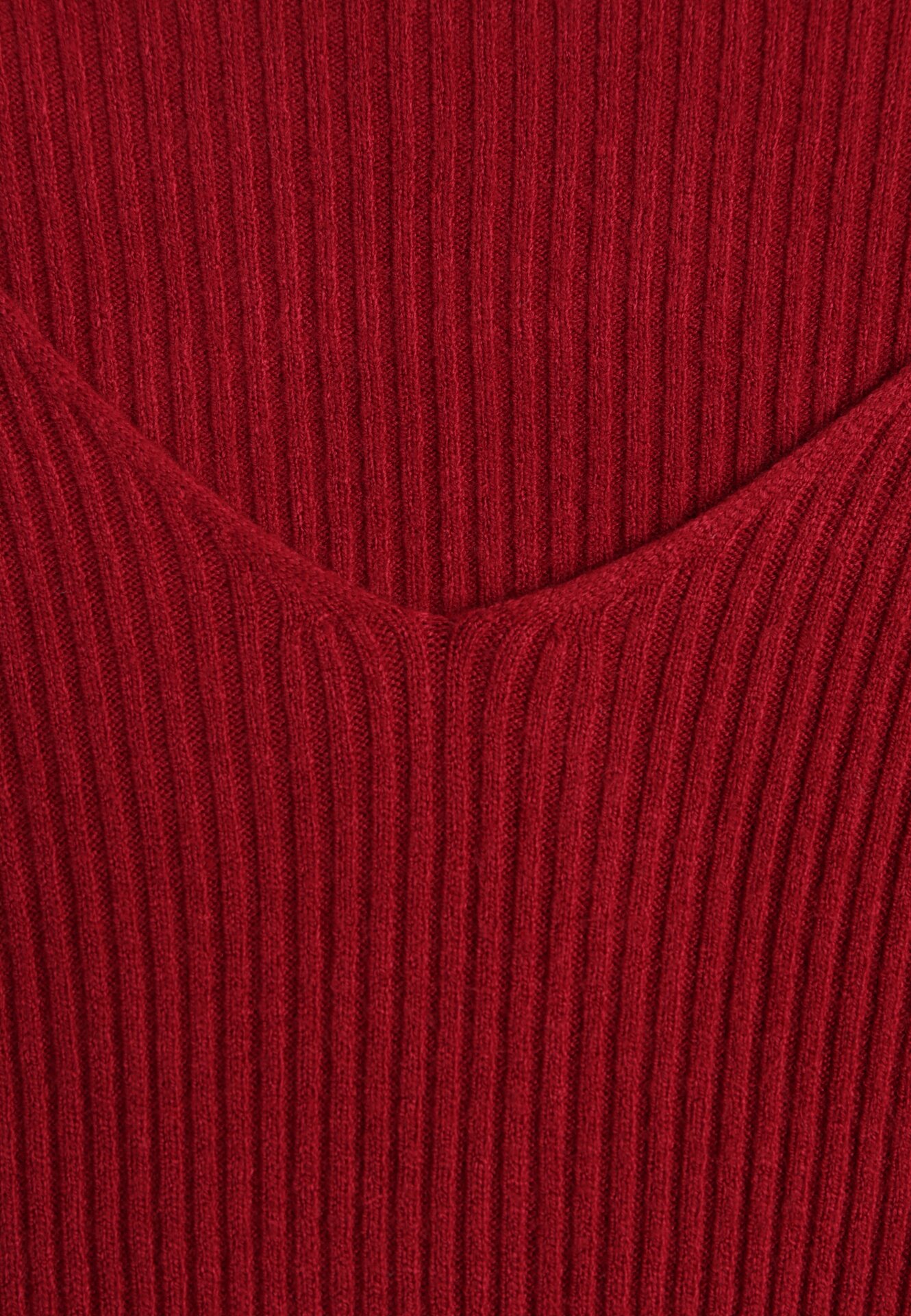 Bordowy Dopasowany Sweter z Prążkowanej Dzianiny z Bawełną z Dekoltem w Serek Tesma