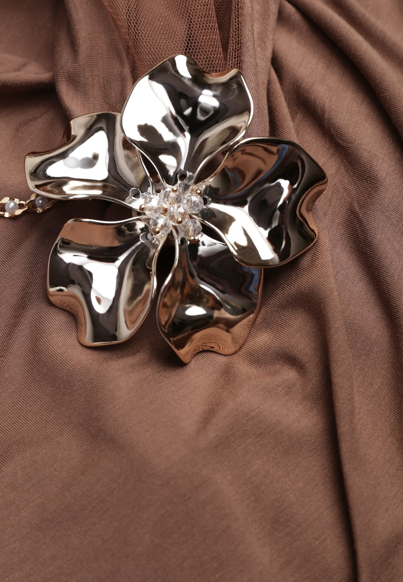 Brązowy Elegancki Top Halter Ozdobiony Łańcuszkiem i Kwiatową Broszką Idisara