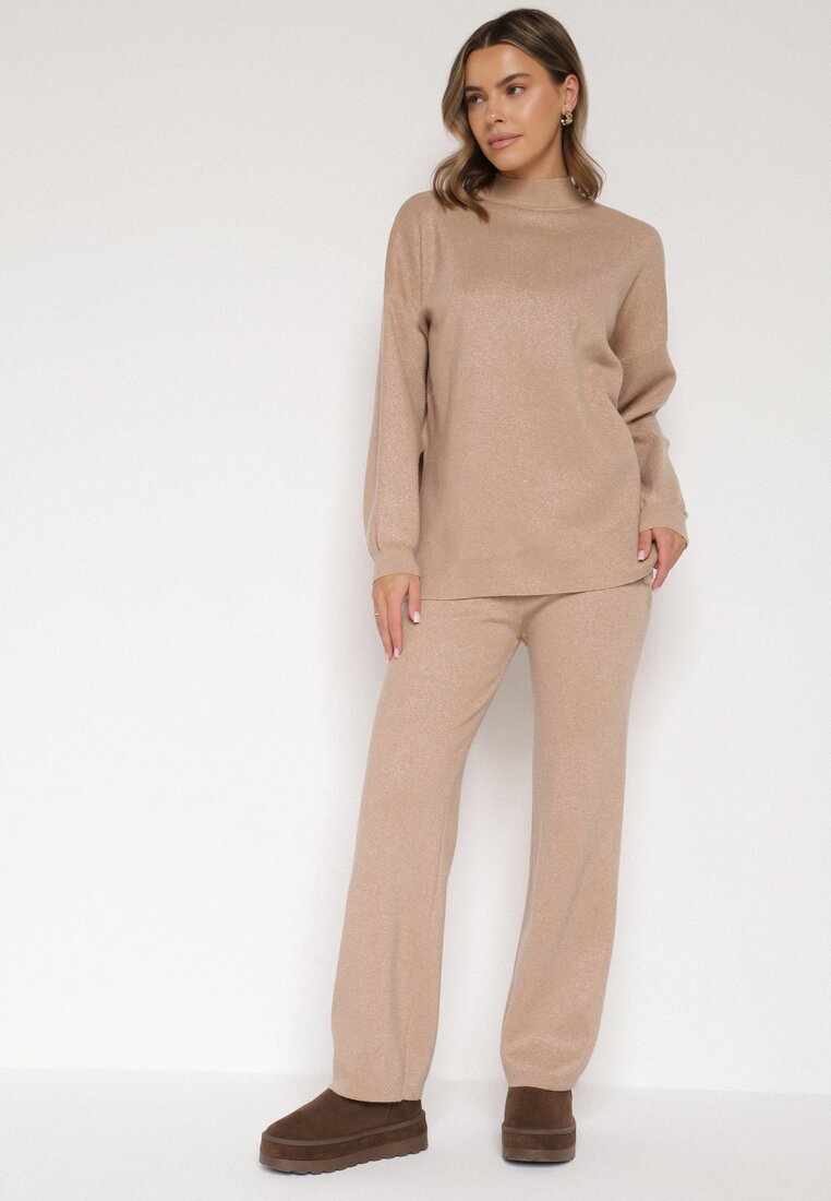 Beżowy Komplet z Wiskozą Ozdobiony Metaliczną Nicią Sweter z Półgolfem i Szerokie Spodnie Aresina