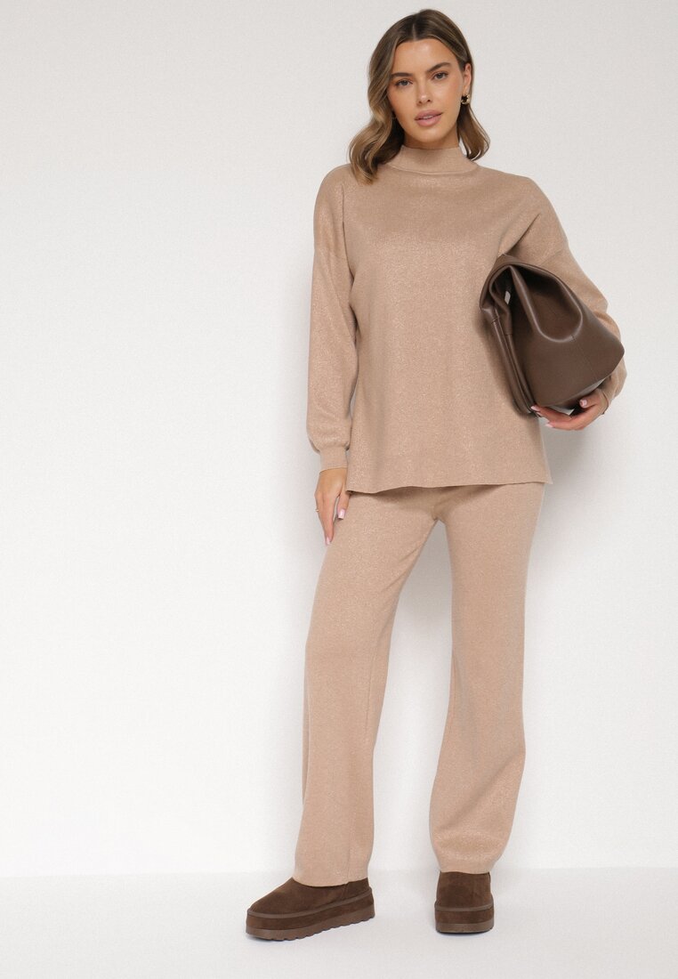 Beżowy Komplet z Wiskozą Ozdobiony Metaliczną Nicią Sweter z Półgolfem i Szerokie Spodnie Aresina