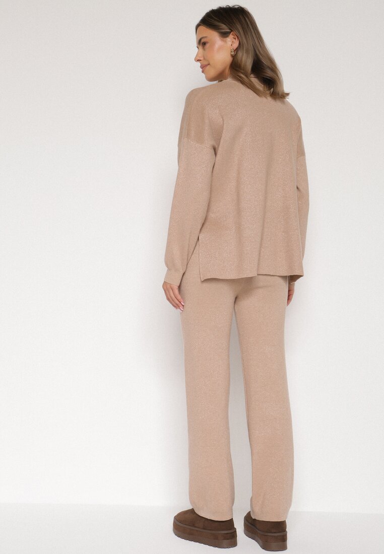 Beżowy Komplet z Wiskozą Ozdobiony Metaliczną Nicią Sweter z Półgolfem i Szerokie Spodnie Aresina