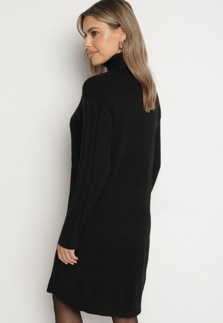 Czarna Sweterkowa Sukienka z Golfem Wełną i Bawełną Ozdobiona Splotem Reiania