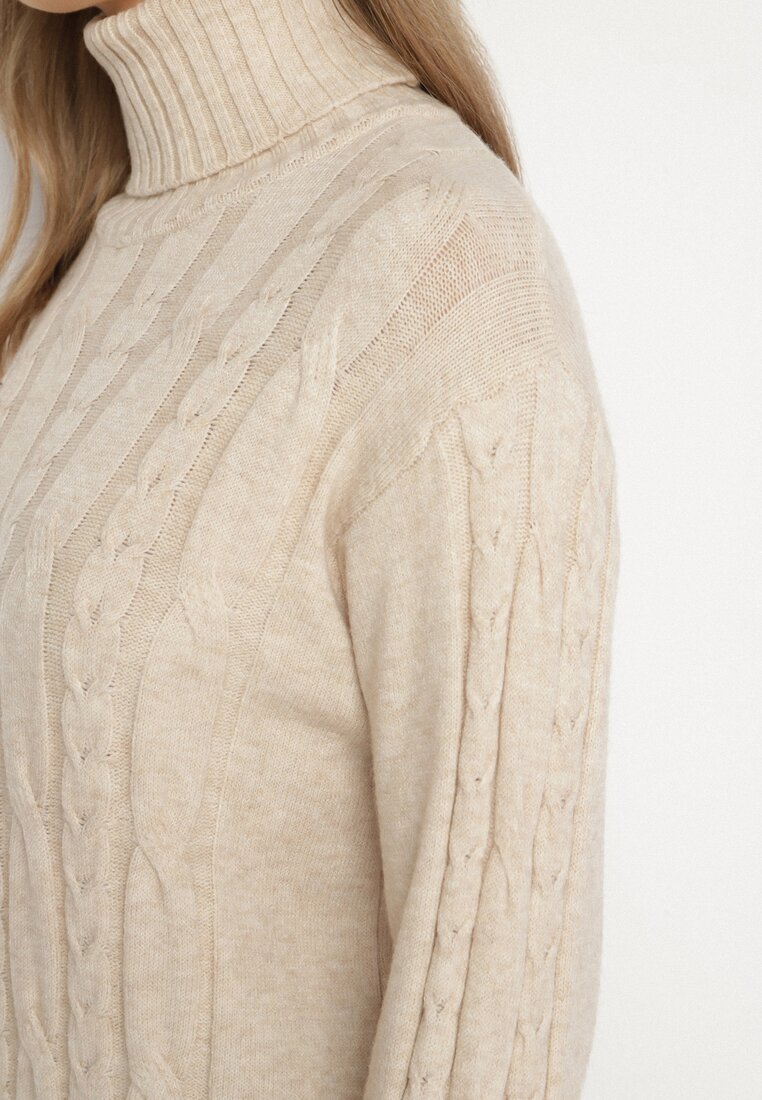 Jasnobeżowa Sweterkowa Sukienka z Golfem Wełną i Bawełną Ozdobiona Splotem Reiania