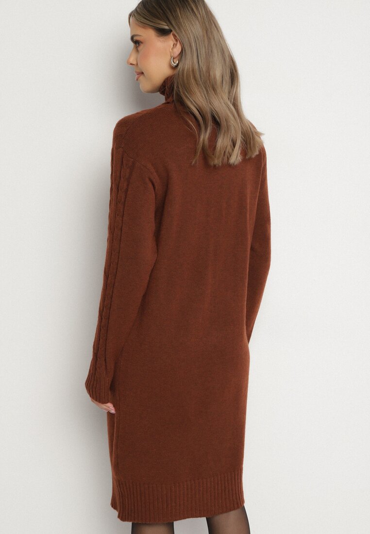 Brązowa Sweterkowa Sukienka z Golfem Wełną i Bawełną Ozdobiona Splotem Reiania