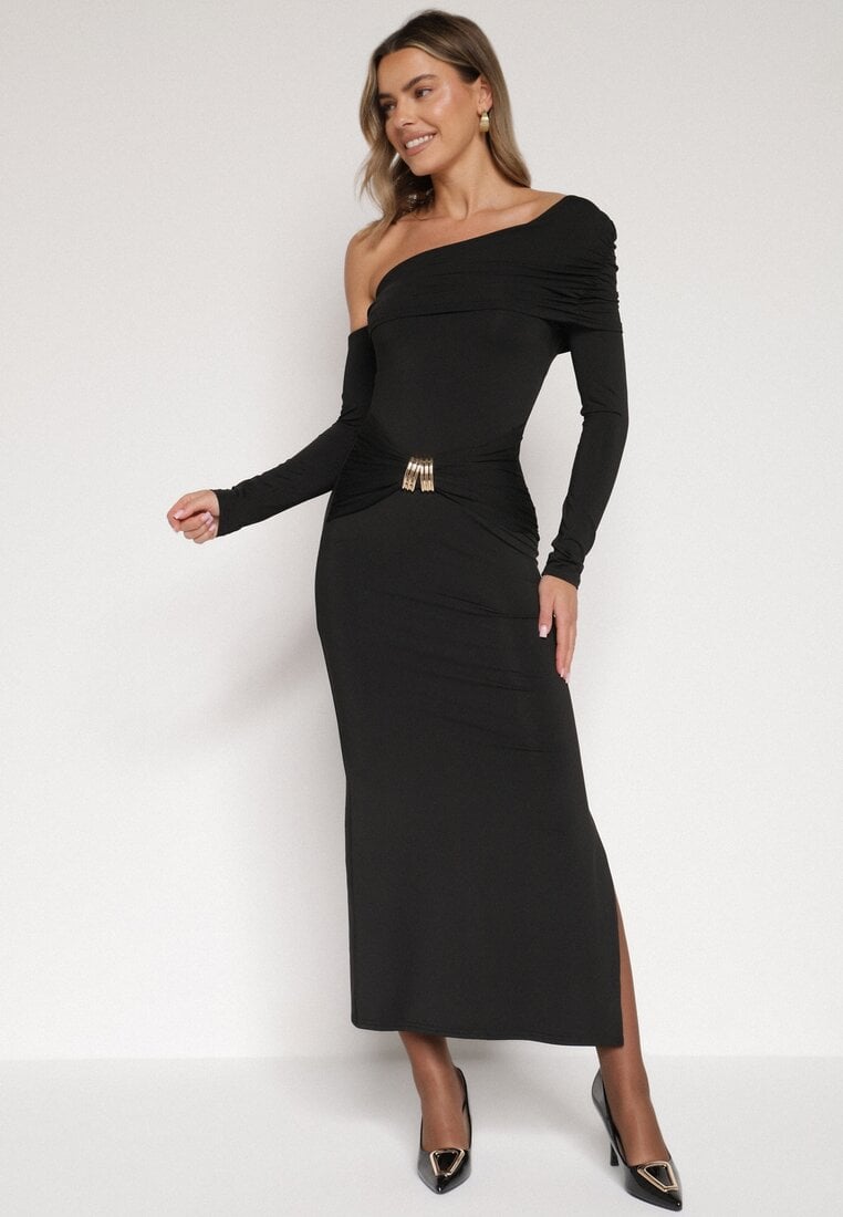 Czarna Sukienka z Wiskozą Wywiniętym Dekoltem Marszczeniem i Metaliczną Ozdobą Reillea