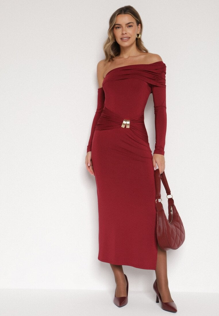 Bordowa Sukienka z Wiskozą Wywiniętym Dekoltem Marszczeniem i Metaliczną Ozdobą Reillea