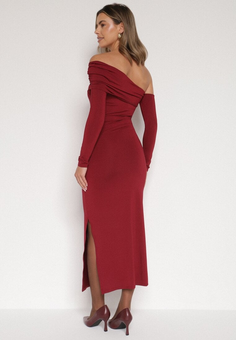 Bordowa Sukienka z Wiskozą Wywiniętym Dekoltem Marszczeniem i Metaliczną Ozdobą Reillea