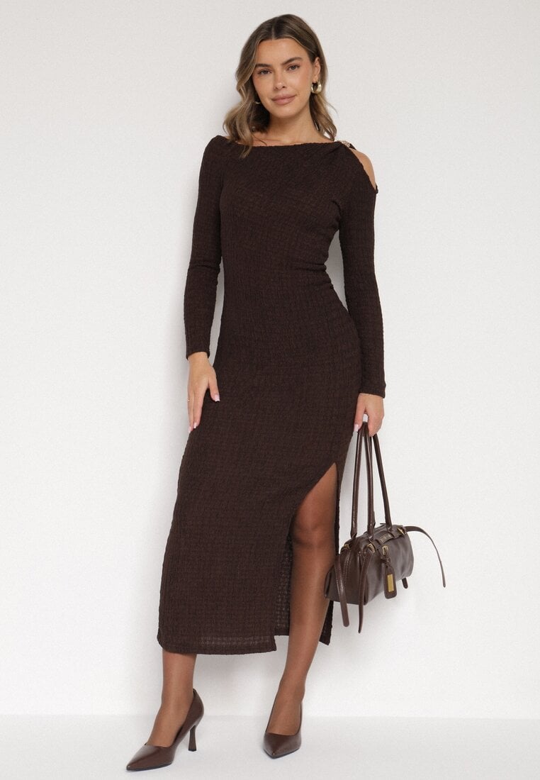 Brązowa Dopasowana Sukienka z Metaliczną Ozdobą na Ramieniu Reilara