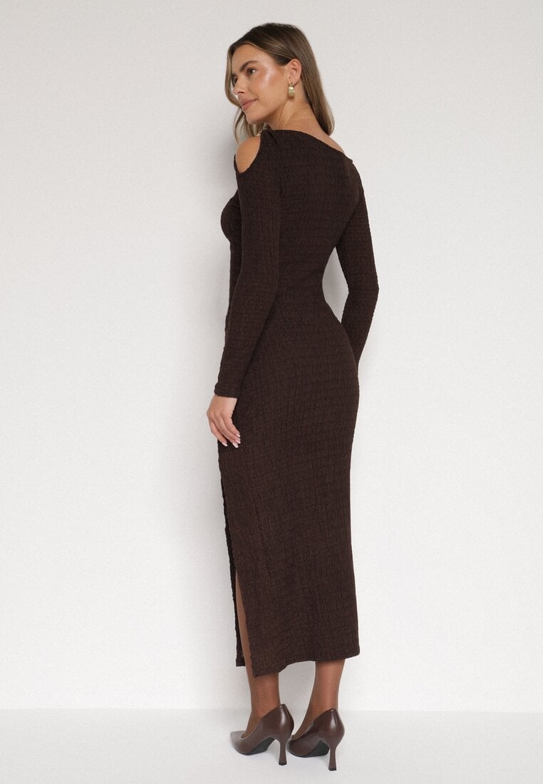 Brązowa Dopasowana Sukienka z Metaliczną Ozdobą na Ramieniu Reilara