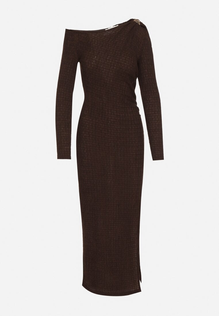 Brązowa Dopasowana Sukienka z Metaliczną Ozdobą na Ramieniu Reilara