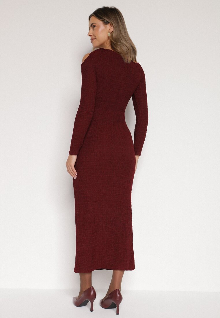 Bordowa Dopasowana Sukienka z Metaliczną Ozdobą na Ramieniu Reilara