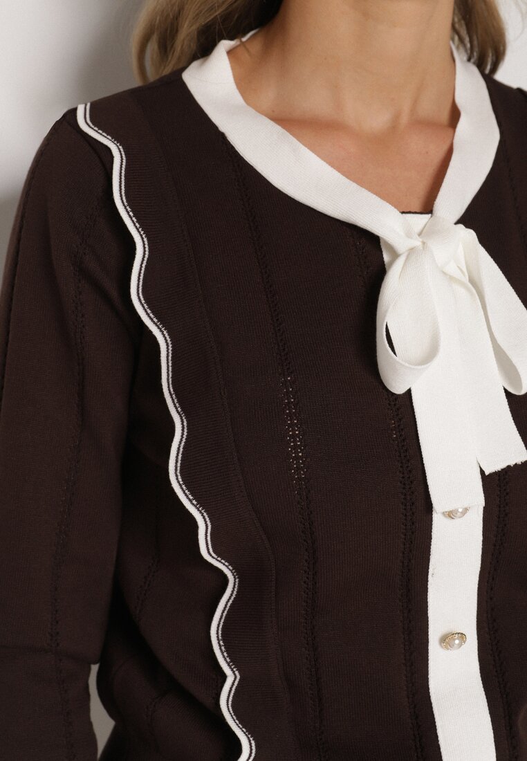 Brązowy Sweter z Wiskozą Ozdobiony Kokardą Eleganckimi Guzikami i Kontrastowymi Detalami Miariel