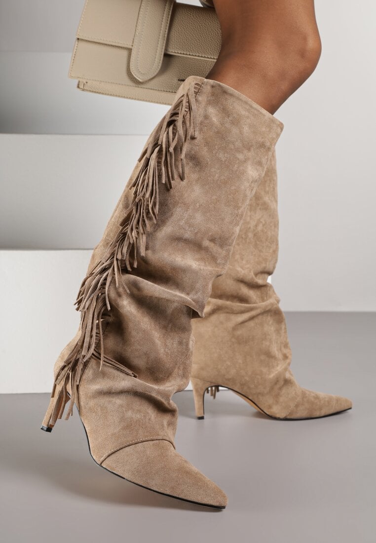 Ciemnobeżowe Marszczone Kozaki z Imitacji Zamszu na Niskiej Szpilce z Frędzlami Linonra