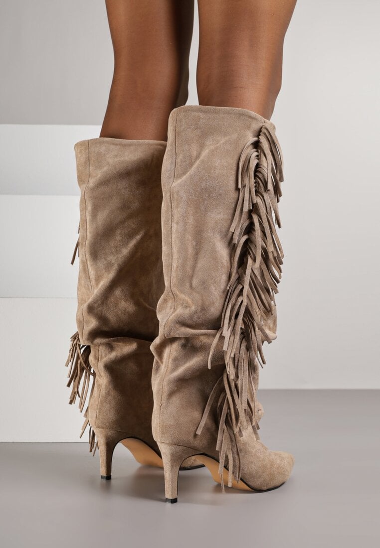 Ciemnobeżowe Marszczone Kozaki z Imitacji Zamszu na Niskiej Szpilce z Frędzlami Linonra