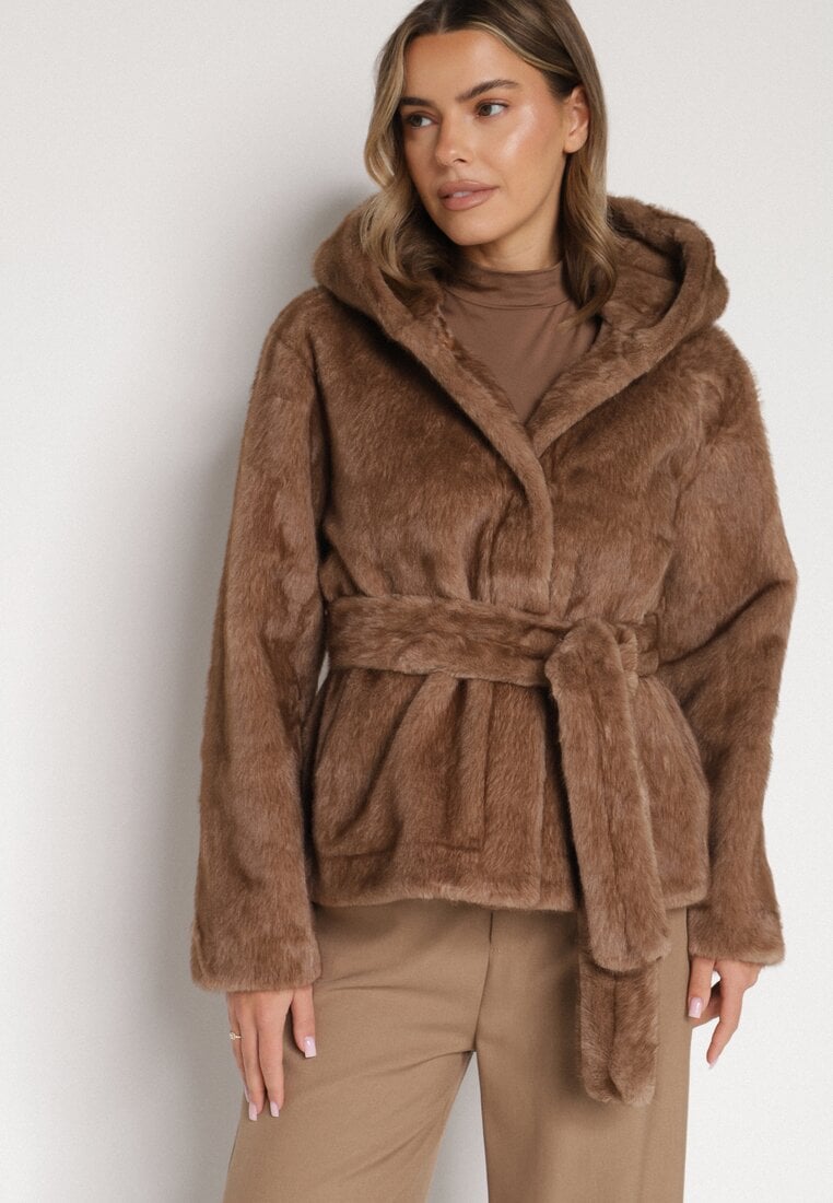 Jasnobrązowa Kurtka Futerko z Kapturem i Wiązanym Paskiem Zetara