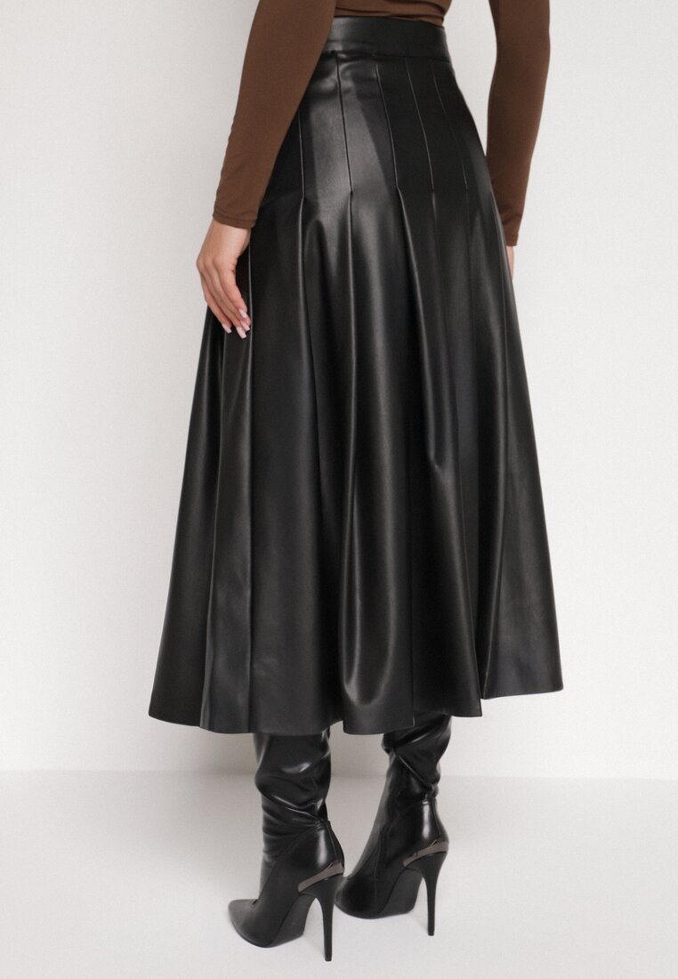 Czarna Rozkloszowana Spódnica z Imitacji Skóry Zdobiona Plisami Tusbella