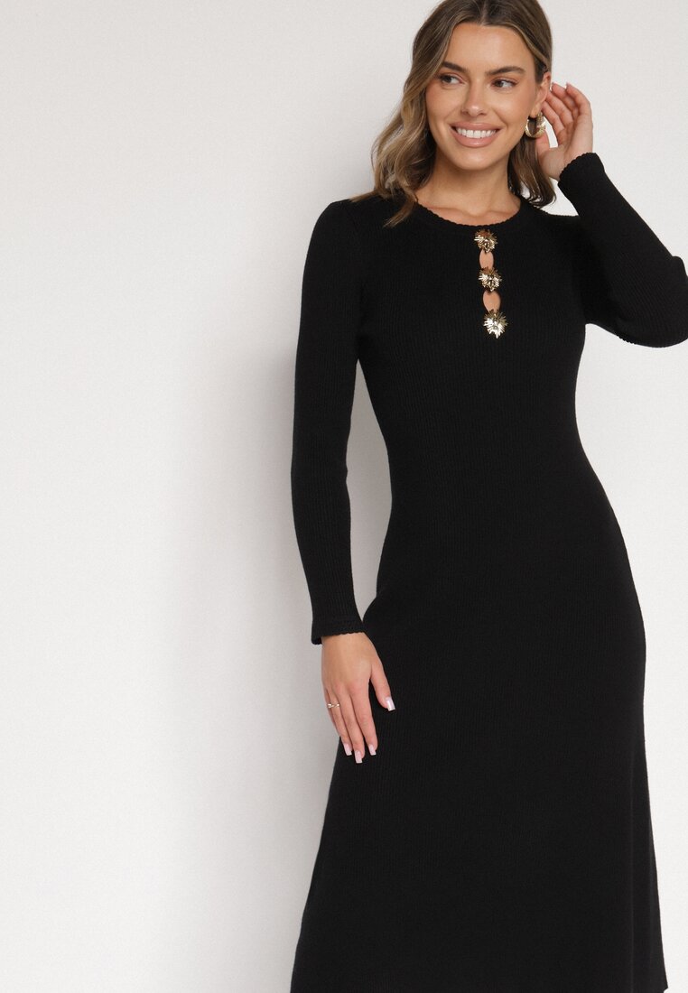 Czarna Dopasowana Sukienka z Prążkowanej Dzianiny z Wiskozą z Aplikacjami Tusmana