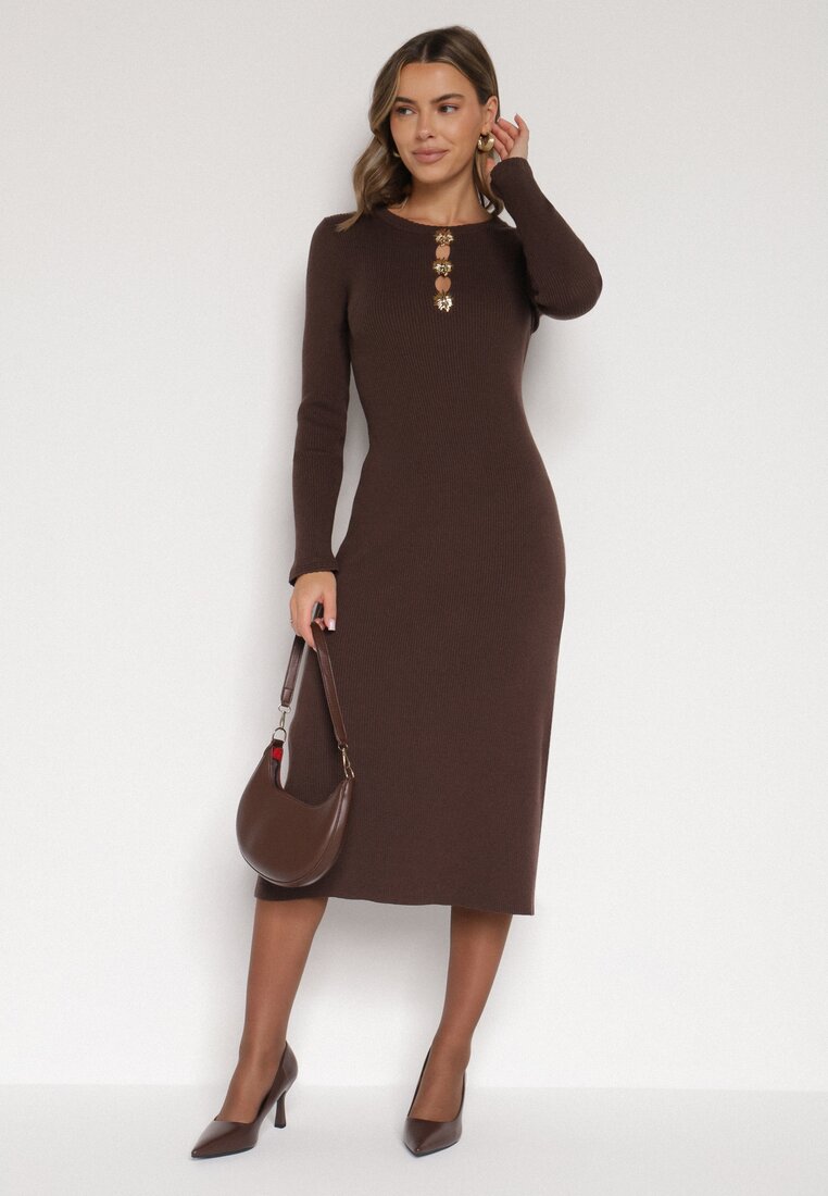 Brązowa Dopasowana Sukienka z Prążkowanej Dzianiny z Wiskozą z Aplikacjami Tusmana