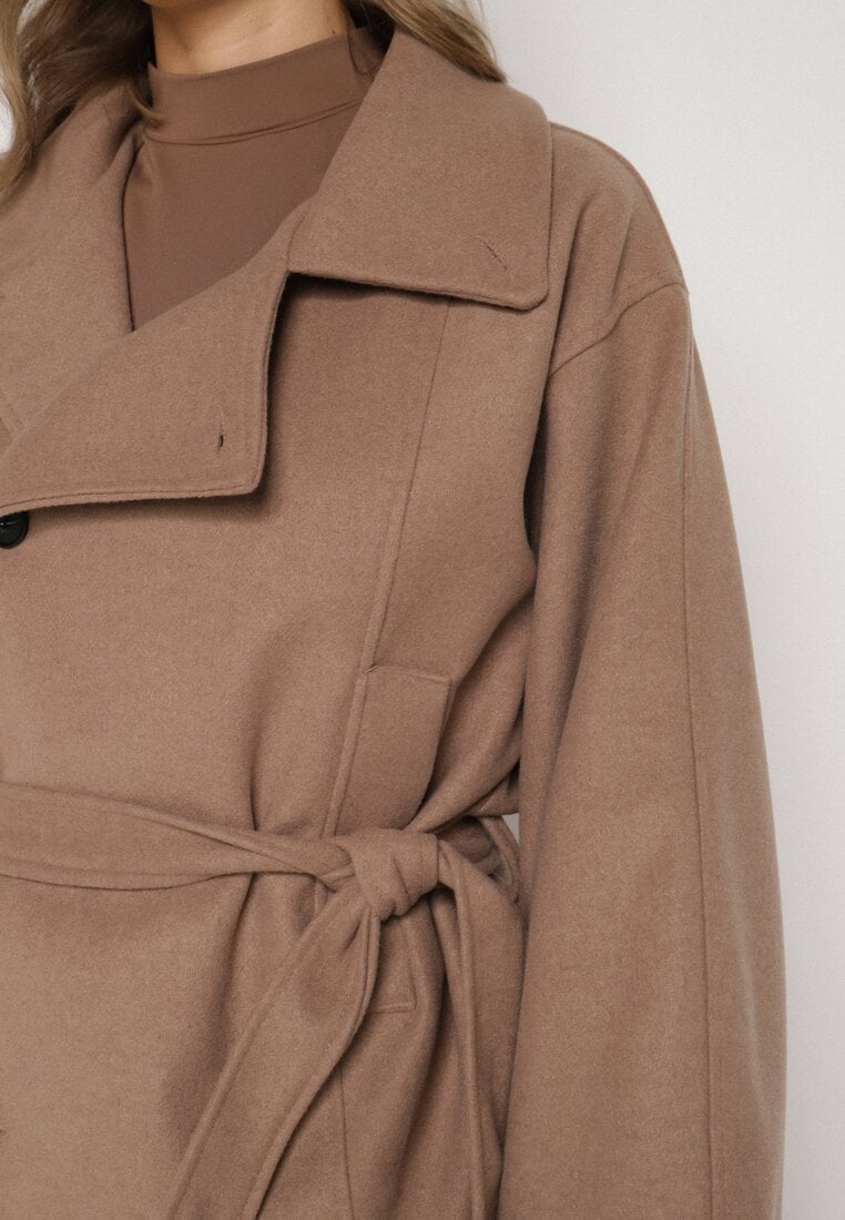 Beżowy Krótki Płaszcz z Wiskozą o Pudełkowym Kroju z Wiązanym Paskiem i Kołnierzem Tusilia