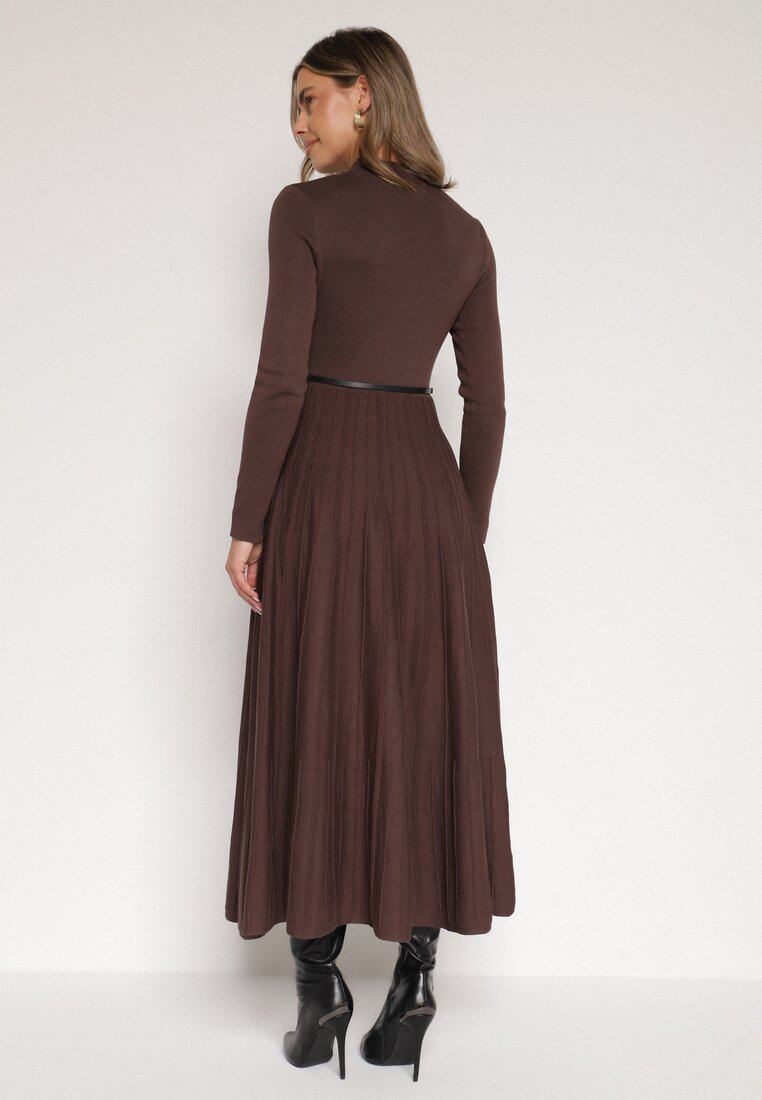 Brązowa Rozkloszowana Sukienka z Dzianiny z Wiskozą z Długim Rękawem i Paskiem Tusmina