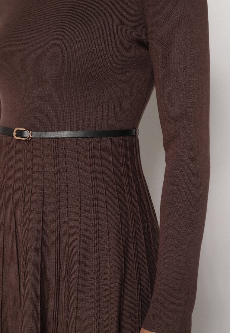 Brązowa Rozkloszowana Sukienka z Dzianiny z Wiskozą z Długim Rękawem i Paskiem Tusmina