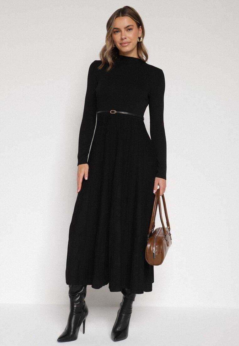 Czarna Rozkloszowana Sukienka z Dzianiny z Wiskozą z Długim Rękawem i Paskiem Tusmina