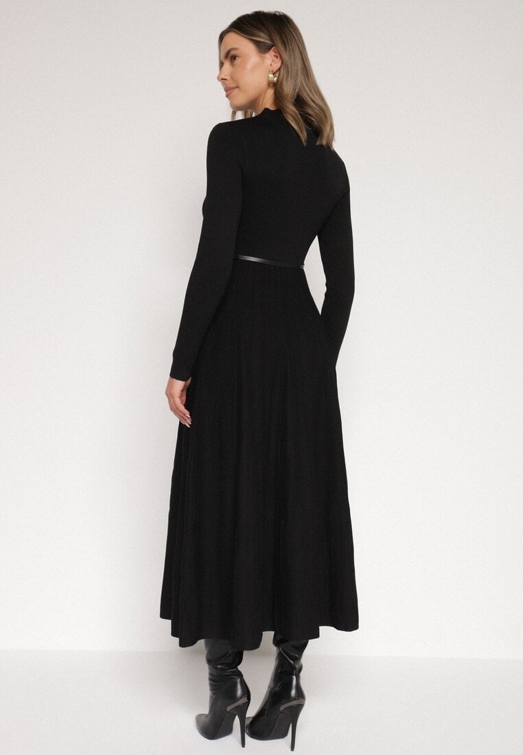 Czarna Rozkloszowana Sukienka z Dzianiny z Wiskozą z Długim Rękawem i Paskiem Tusmina