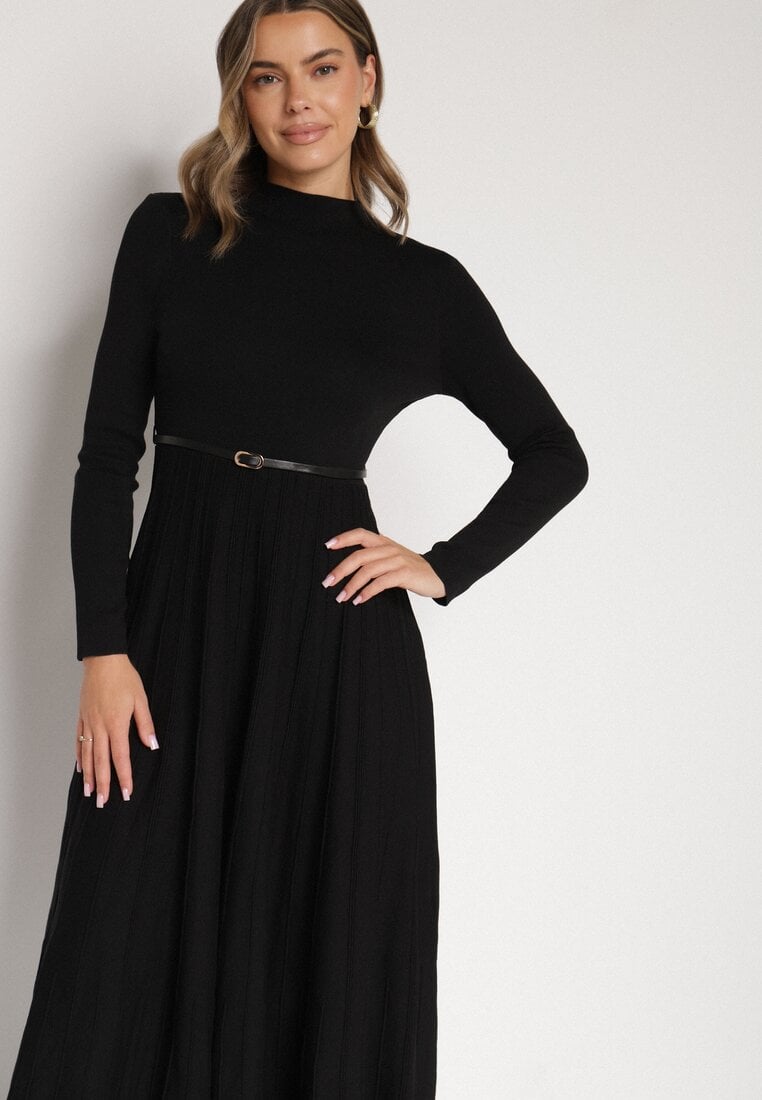 Czarna Rozkloszowana Sukienka z Dzianiny z Wiskozą z Długim Rękawem i Paskiem Tusmina