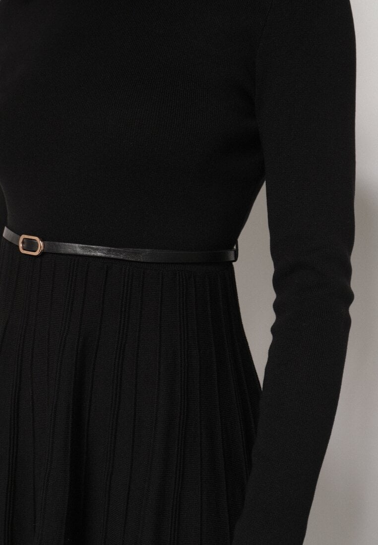 Czarna Rozkloszowana Sukienka z Dzianiny z Wiskozą z Długim Rękawem i Paskiem Tusmina