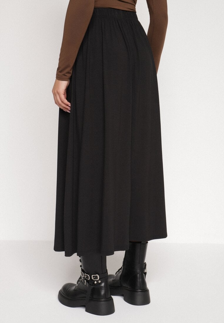 Czarna Bawełniana Spódnica o Rozkloszowanym Kroju Tusnara