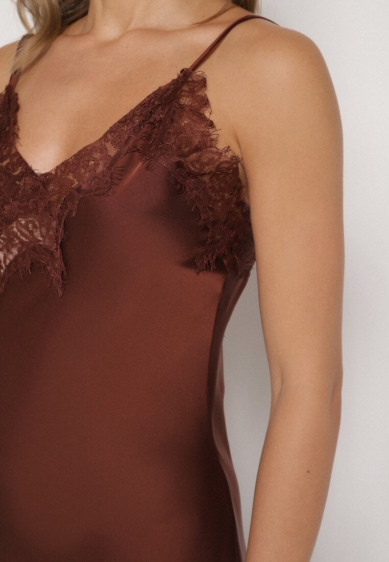 Brązowa Asymetryczna Sukienka z Satyny Ozdobiona Koronką Monivea
