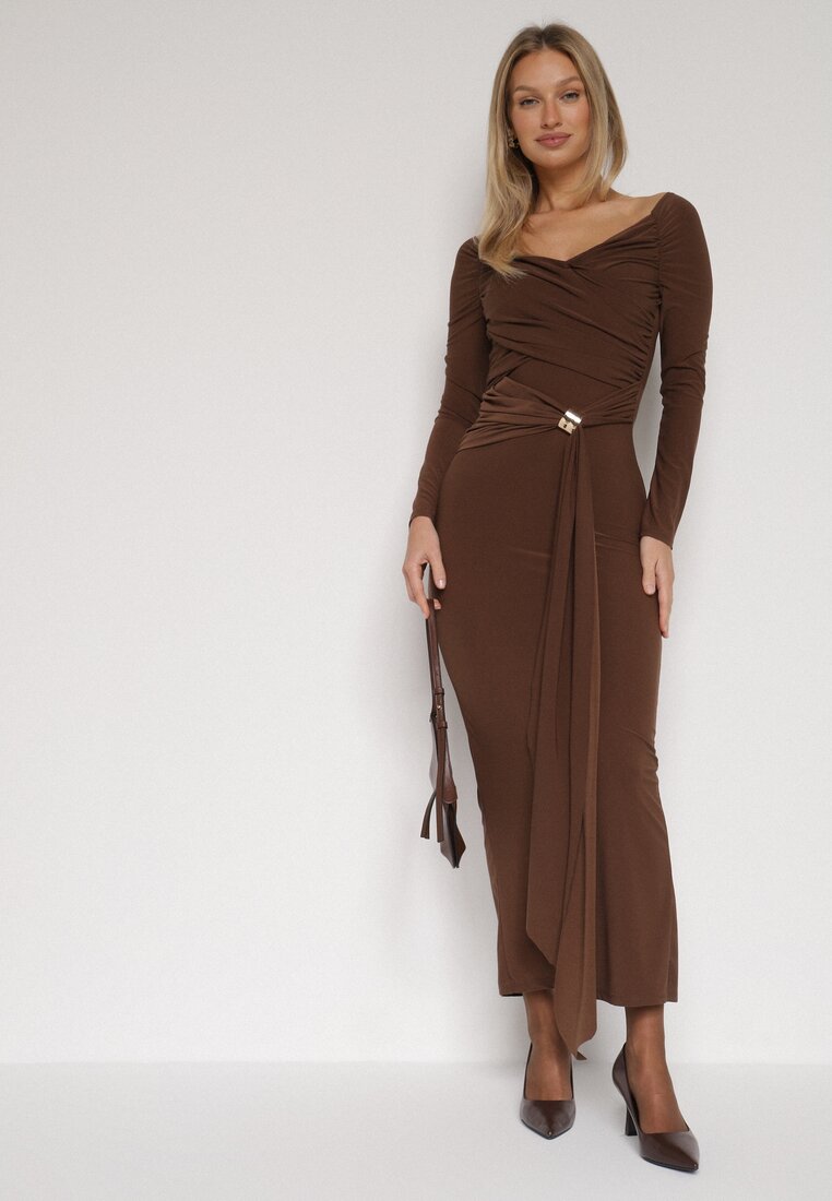 Brązowa Dopasowana Sukienka z Ozdobnym Marszczeniem Trenem i Rozcięciem Alutria