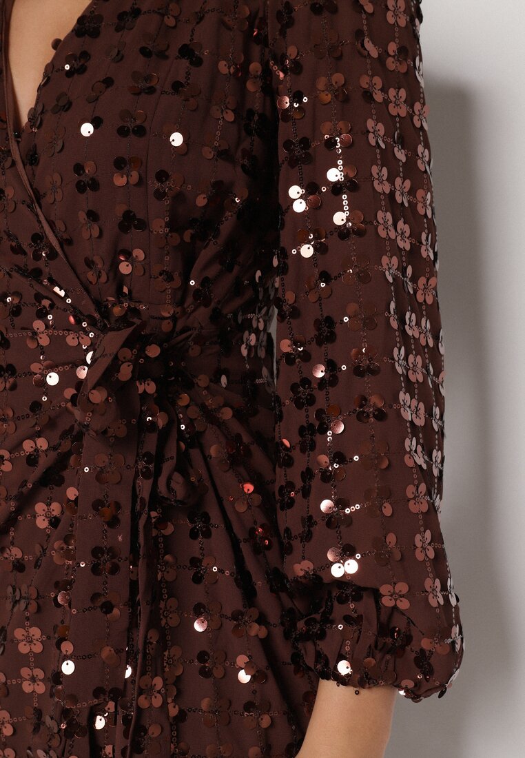 Brązowa Kopertowa Sukienka z Wiązaniem Zdobiona Cekinami Wedelessa