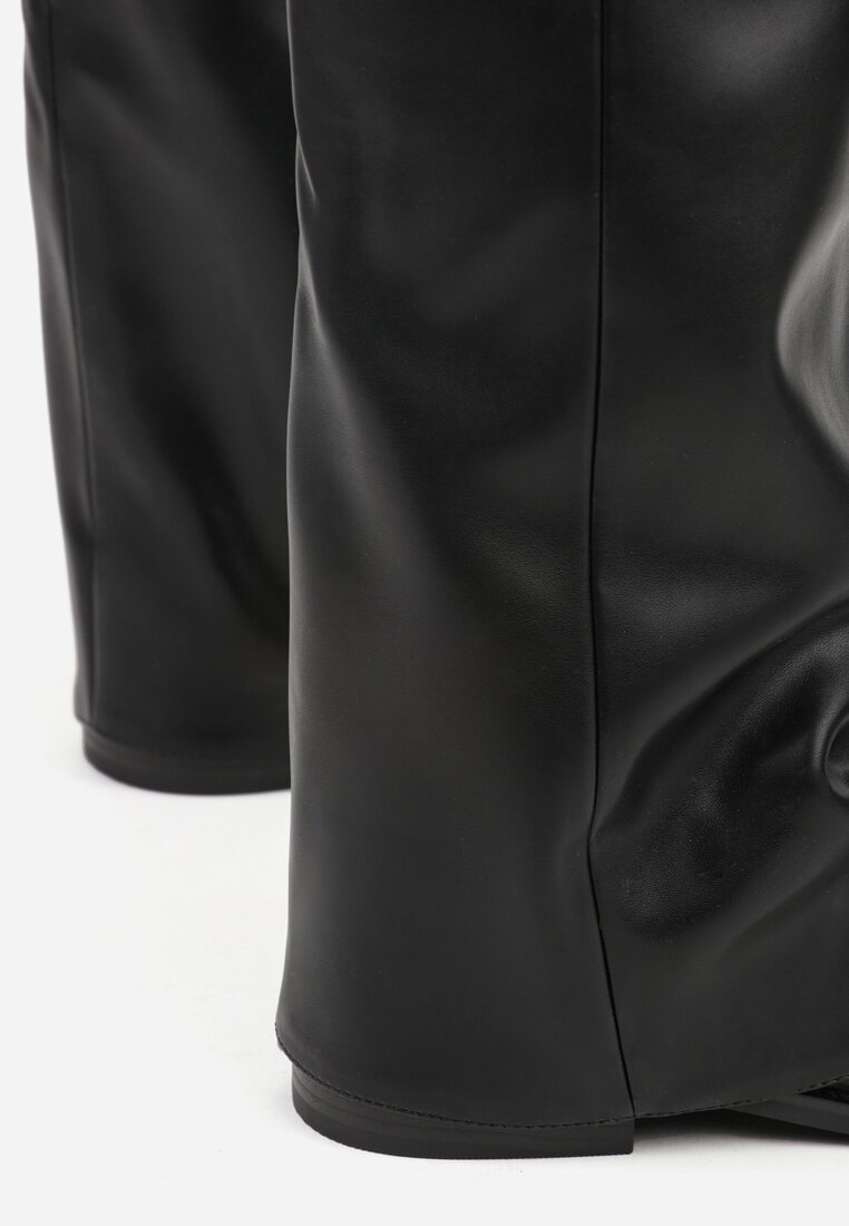 Czarne Kozaki z Noskiem w Szpic i Cholewką Imitującą Nogawkę z Klamrą Tusemira