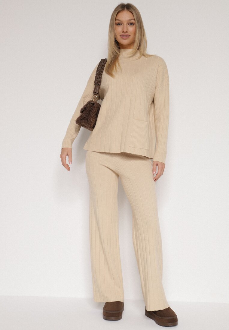 Beżowy Sweterkowy Komplet Sweter z Półgolfem i Szerokie Spodnie Alatusa