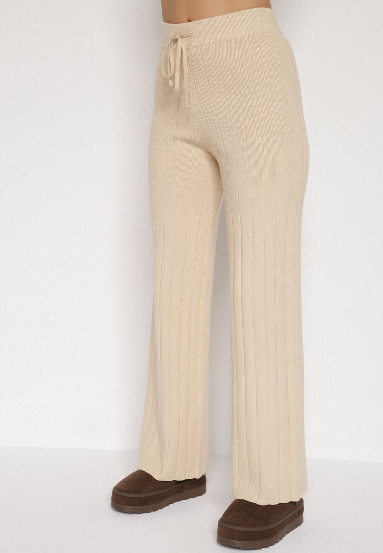 Beżowy Sweterkowy Komplet Sweter z Półgolfem i Szerokie Spodnie Alatusa